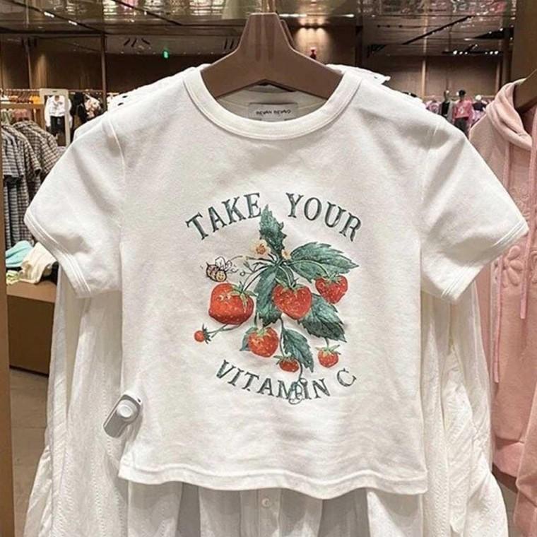 여름 대학생 캠퍼스 룩 여자 크롭 딸기 반팔 티셔츠