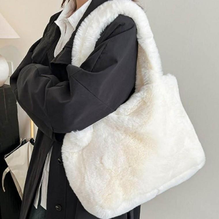 여닫이가 간편한 똑딱이 겨울 가방 페이크퍼 숄더백