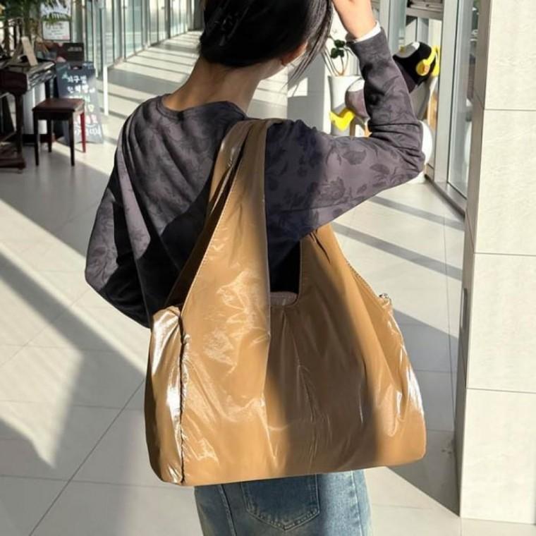 돋보이는 패션 가방 글로시한 고급스러운 광택감