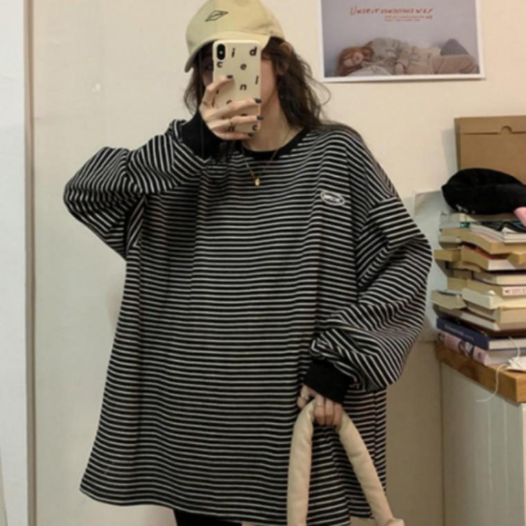 간절기 데일리룩 라운드 긴팔 패치 스트라이프 티셔츠