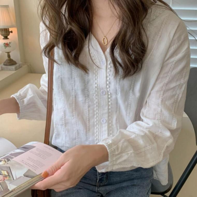 여성 블라우스 펀칭 세로줄 슬림 페미닌무드 브이넥 봄가을