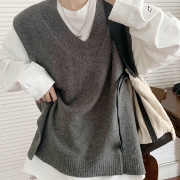 베이직 베스트 클래식한 무드의 니트 간절기 코디에 포인트가 되는 레이어드 니트 브이넥 조끼