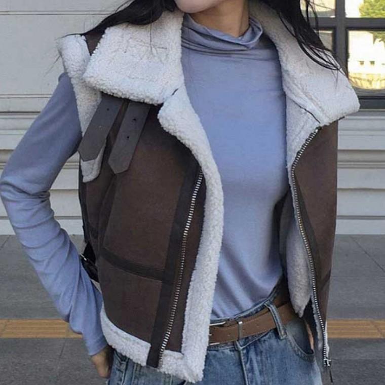 여자 버클 장식 하이넥 니트 베스트
