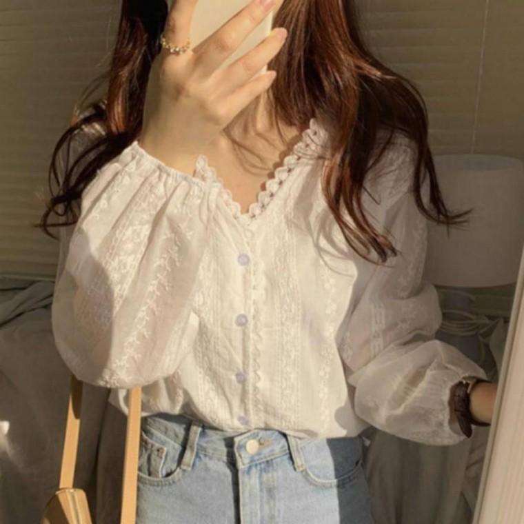 브이넥 레이스 펀칭 블라우스 여성스러운 봄 가을 데일리 상의