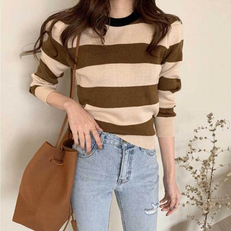 여자 대학생 캠퍼스 룩 가을 간절기 스트라이프 니트