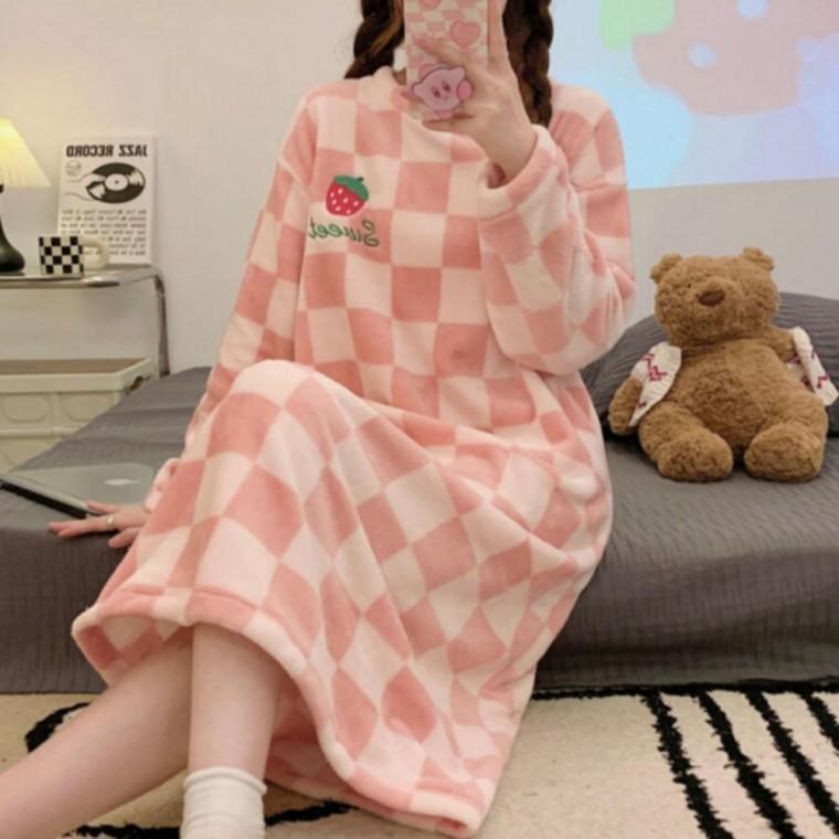 잠옷 겨울 여성용 원피스잠옷 극세사 홈웨어 포근한 딸기 패턴 실내복 이지웨어 수면잠옷 라운지웨어 원피