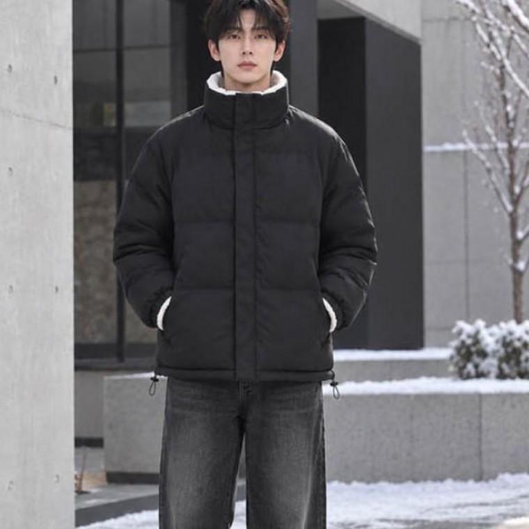 플리스 점퍼 양면으로 뒤집어 착용할 수 있어 그날의 코디나 분위기에 따라 스타일을 바꿀 수있는 양면패딩
