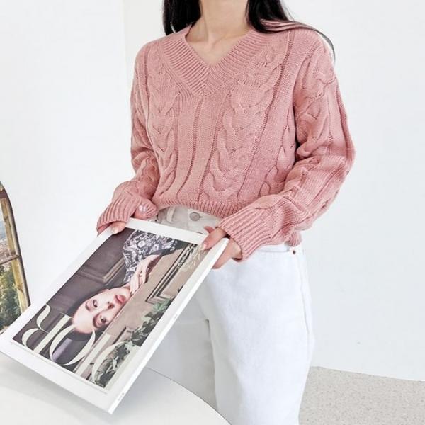 여성 피치핑크 브이넥 꽈배기 케이블 니트 스웨터