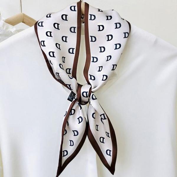 여자 외출 나들이 패션 심플 고급 디자인 쁘띠 스카프