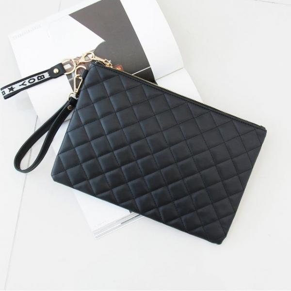 다이아 퀼팅 활용도 높은 데일리 가방 클러치백