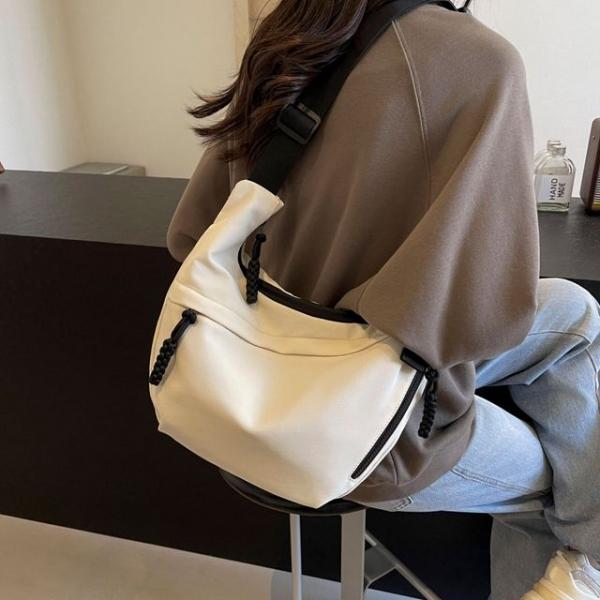 남녀공용 심플 크로스백 해외 여행용 대학생 가방