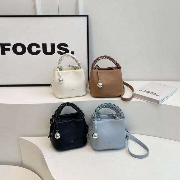 여성 크로스백 도트