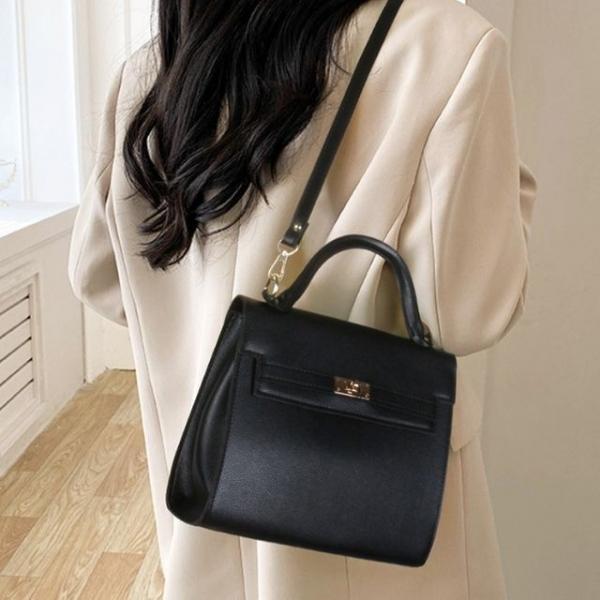 여성 심플 정장룩 하객룩 스퀘어 핸드백