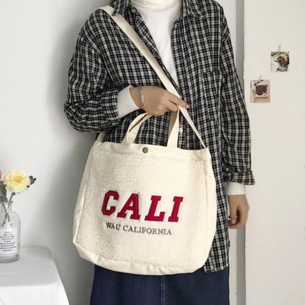 인조 퍼가방 대학생 겨울 털가방 페이크퍼 크로스백