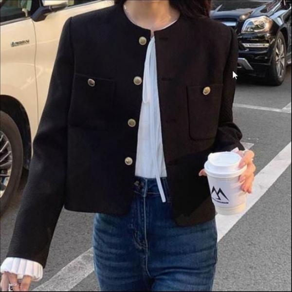여성 간절기 하객룩 금장단추 라운드넥 숏 자켓 세미크롭 아우터