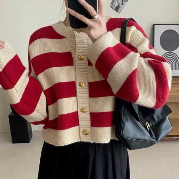 여자 대학생 간절기 스트라이프 금장 가디건 코디