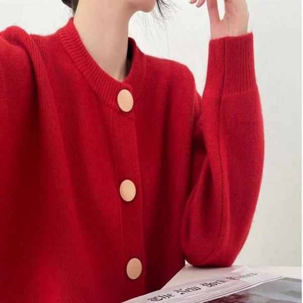 사무실 여성 회사 출근 룩 금장 골드 버튼 가디건