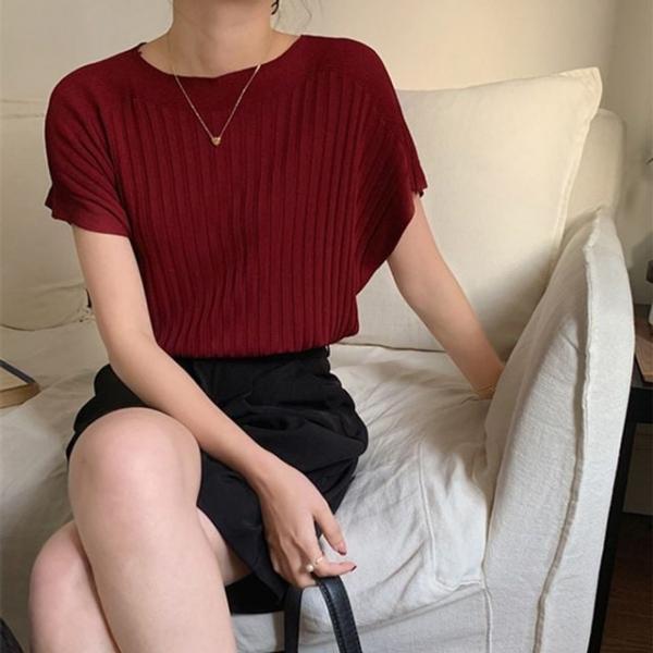 세련된 무드의 와인 컬러 골지 반팔 니트티