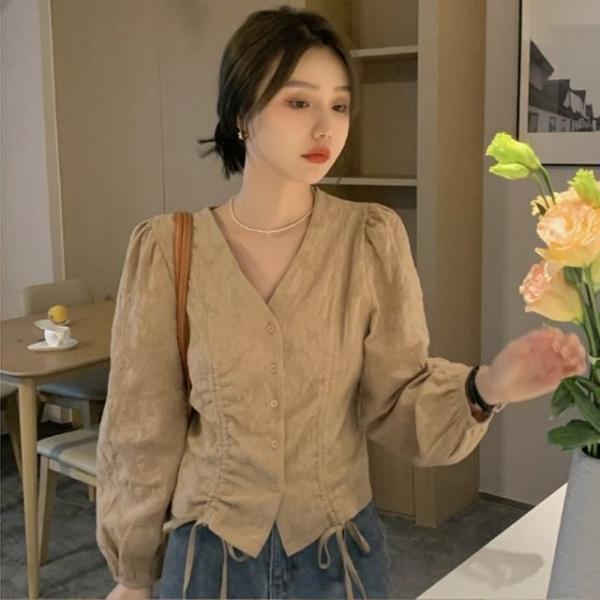 베이지 퍼프소매 블라우스 브이넥 셔링 오피스룩