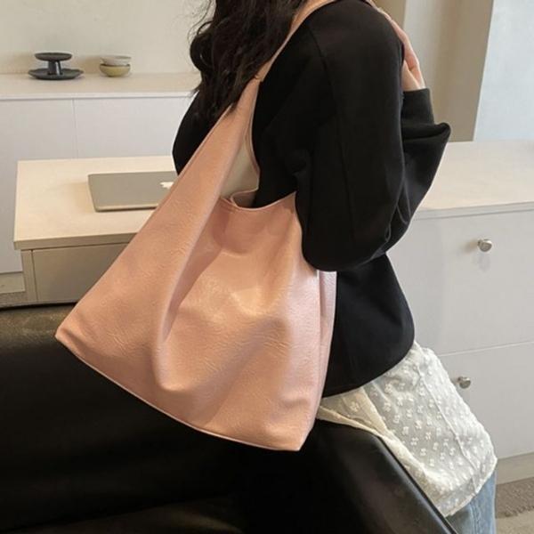 산뜻한 실루엣이 돋보이는 데일리 숄더백 5FW