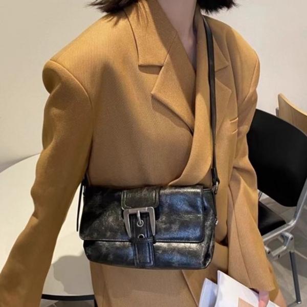 와이드 버클 플랩 구조 데일리 숄더백 5FW