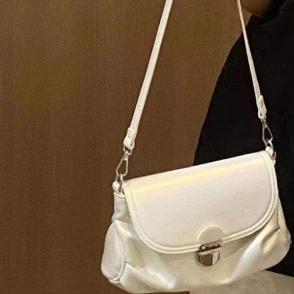 플랩 잠금 구조 미니멀 감각 크로스 스트랩백 5FW