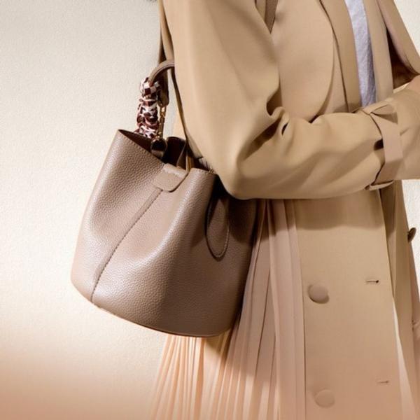 텍스처 라운드 쉐입으로 완성된 데일리 버킷백 5FW