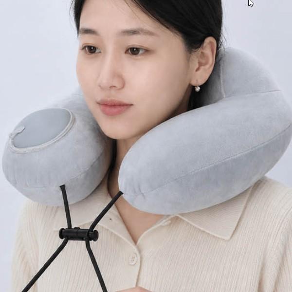이동 목베개 사용하지 않을 때는 공기를 빼고 작게 접어 보관할 수 있어 휴대성과 보관성이 좋은 넥쿠션