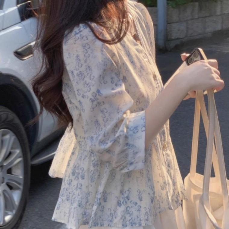 여성 플라워 브이넥 셔링 블라우스