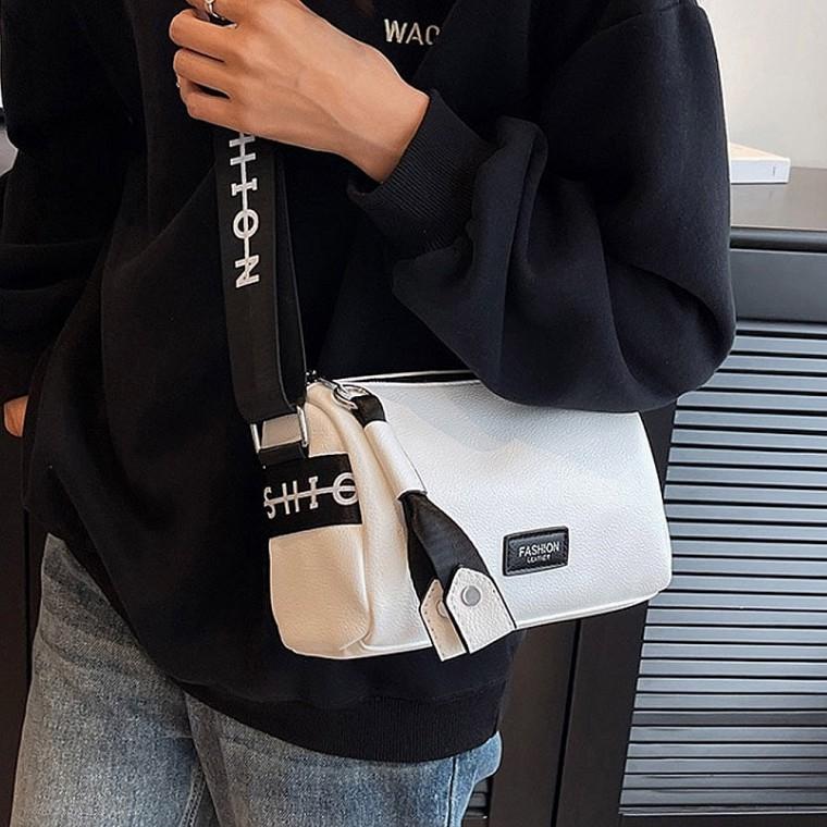 여자 데일리 외출룩 레터링 스트랩 크로스백