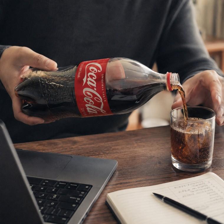 탄산음료 1.5L 페트병 빨간색 캡 가정용 냉장 보관 후 음용 음료수