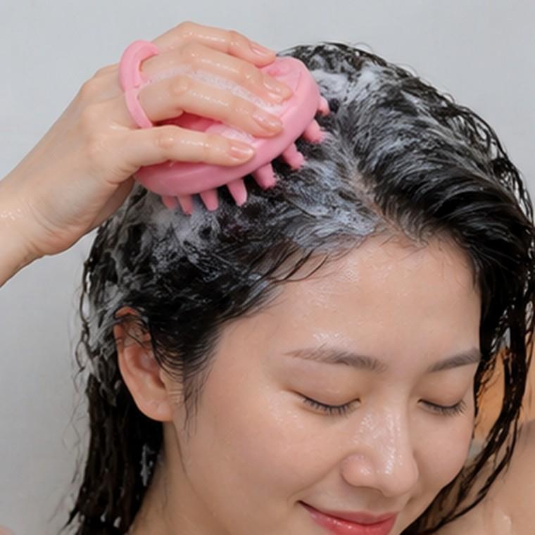 오돌토돌한 실리콘 샴푸 두피 마사지기 손가락 사이에 끼워 사용하는 브러시