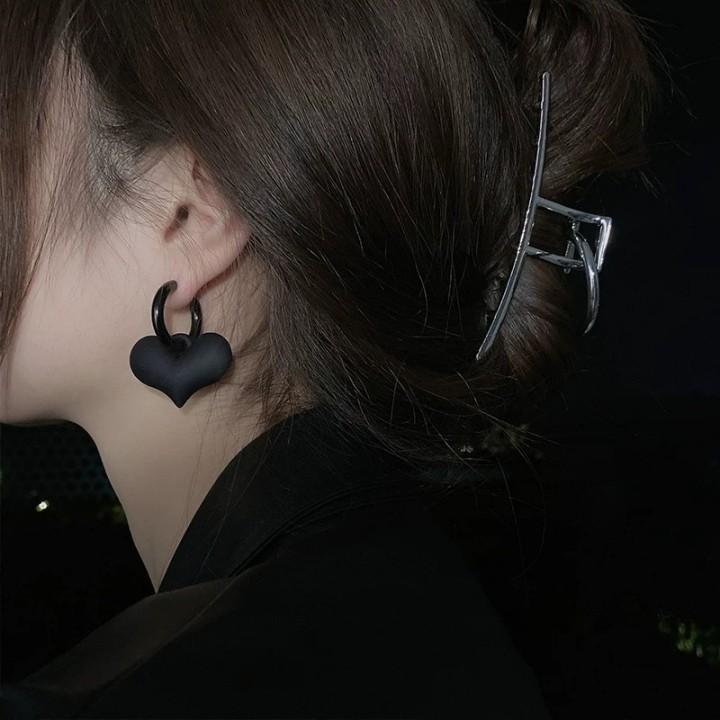 콩쓰몰리 무광 블랙 하트 귀걸이 시크한 러블리 포인트 이어링