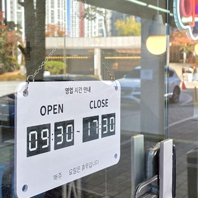 영업시간 안내판 회전식 넘버링 출입문 오픈 마감 표시 매장 사무실 부착 영업시간표지판