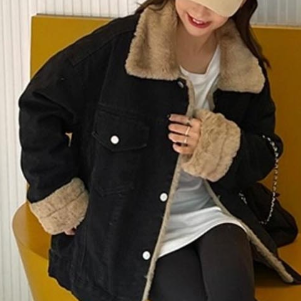 퍼카라 캐주얼 점퍼 은은한 빈티지 데님 컬러에 퍼카라 디테일이 더해진 퍼 데님 아우터