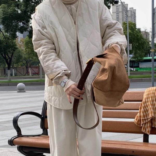 전면 집업 디자인 조끼 오버핏 스타일 적당한 두께감 보온성을 높인 누빔 패딩 베스트