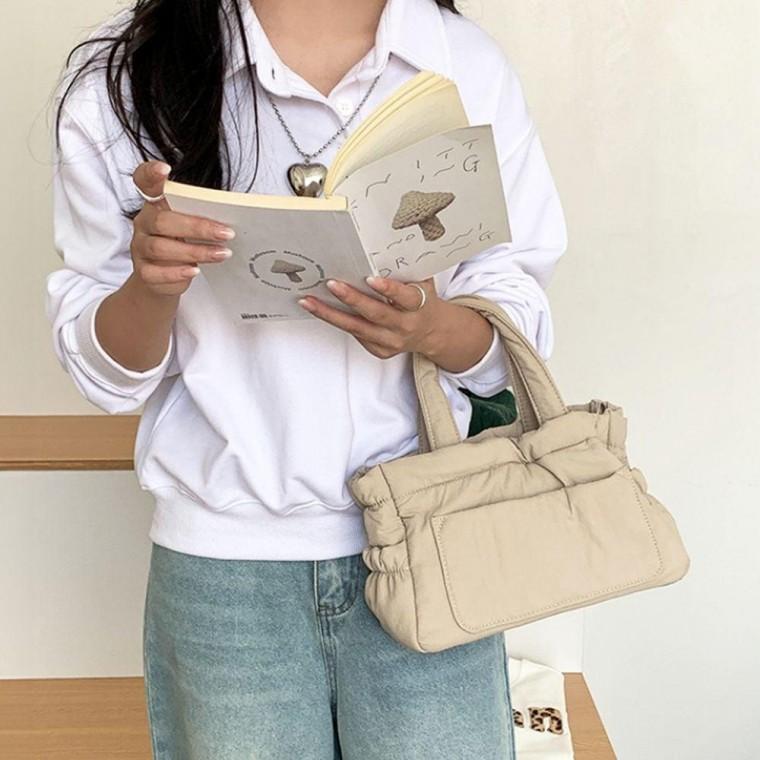 여성 데일리 패딩 크로스 토드 백 손목 가방 베이지 토트백 미니 토드백 패딩백 겨울