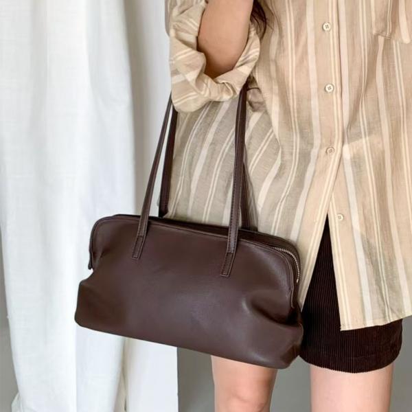 _24275 소프트 아치 레더 숄더백