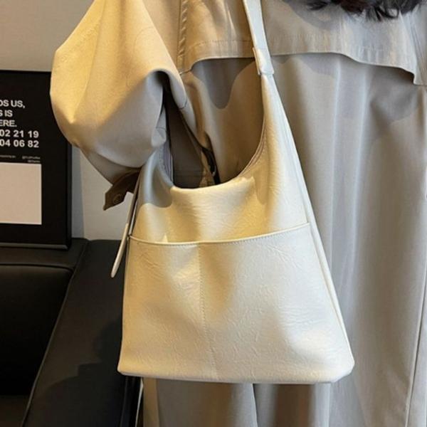 깔끔한 라인으로 완성된 데일리 토트숄더백 5FWY