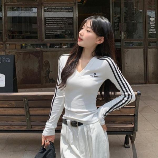 스트라이프 엣지 브이넥 티 UC-0194
